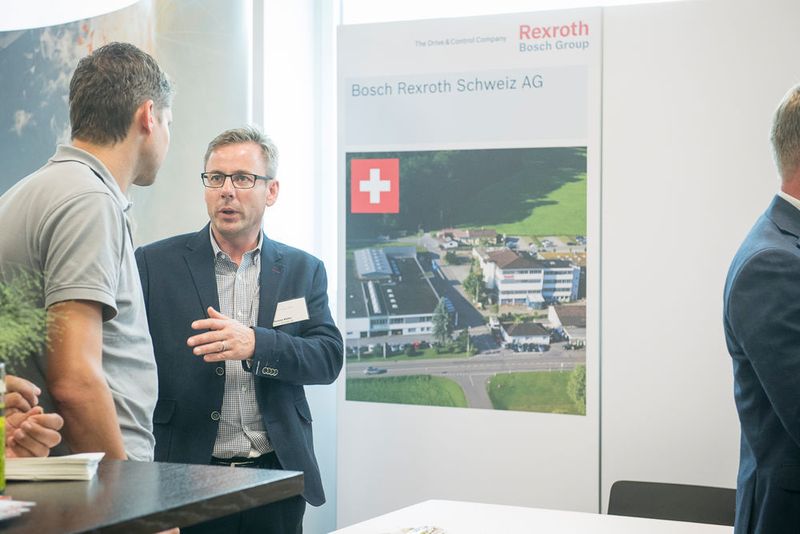 An den Ständen der Aussteller wurde rege diskutiert. (Thomas Entzeroth)