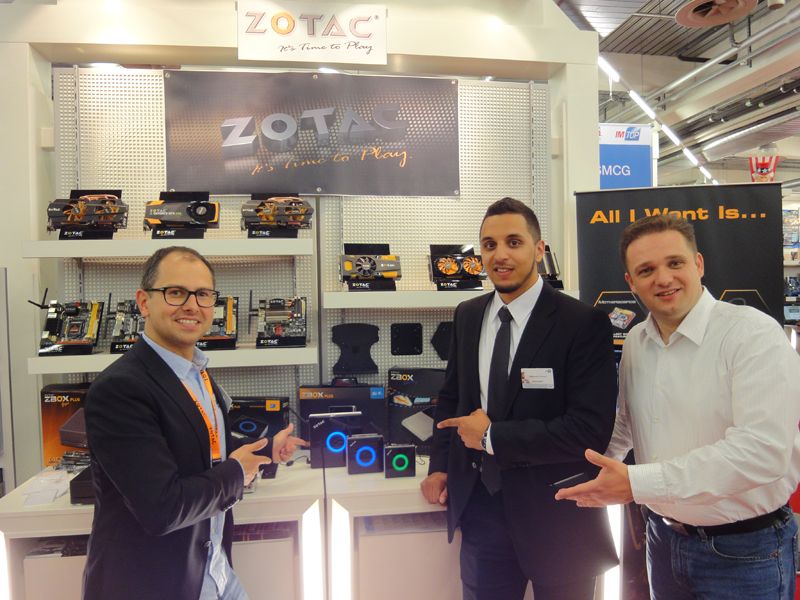 Bei den Dreien blinkt es ständig: v.l. Maciej Wieczorek, ZOTAC, Alexander Scholz, Ingram Micro, und Christian Czupalla, ZOTAC (Archiv: Vogel Business Media)