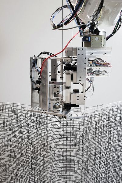 Drahtgerüst für die Konstruktion einer geschwungenen Betonwand: für die Roboter ein Kinderspiel. (NCCR Digital Fabrication, Gramazio Kohler Research und Agile and Dexterous Robotics Lab ETH Zürich)