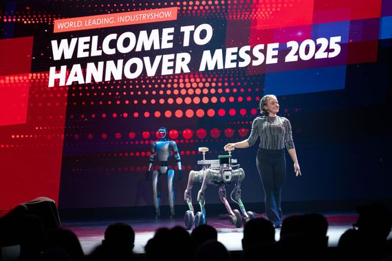 Die Eröffnung der Hannover Messe 2025 gab schon einen Vorgeschmack auf die Themen: Robo-Hunde gehören definitiv dazu. (Bild: Hannover Messe)