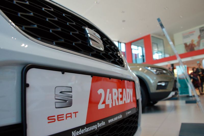 „24-ready“ sieht zwar recht stationär aus, ist aber die Reaktion auf die Overnight-Bestellmentalität. Die Idee dahinter: Abends zuhause ein Auto auswählen und 24 Stunden später in der Niederlassung abfahrtbereit abholen. (Achter / »kfz-betrieb«)