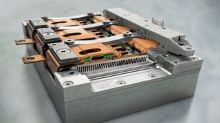 Bei einem Wirkungsgrad von 99 % bietet der neue Wechselrichter des Fraunhofer IZM eine Leistungsdichte von 500 kW/l. (Bild: Fraunhofer IZM)