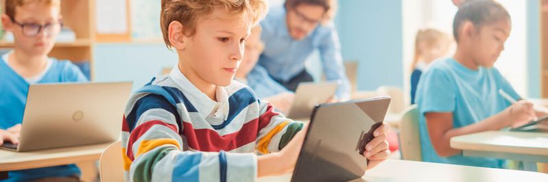 Im Schulfach „Digitale Welt“ sollen den Schüler und Schülerinnen digitale Kompetenzen vermittelt werden, die auch im Arbeitsleben nötig sind Im Schulfach „Digitale Welt“ sollen den Schüler und Schülerinnen digitale Kompetenzen vermittelt werden, die auch im Arbeitsleben nötig sind