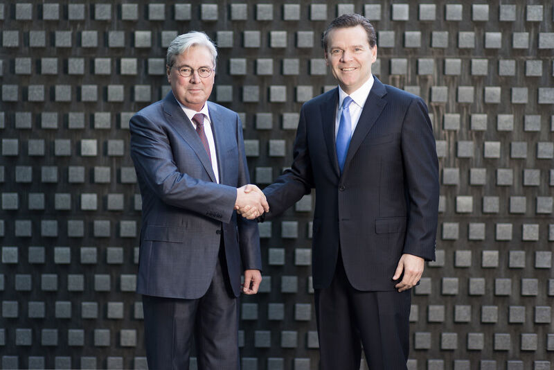 Peter R. Huntsman (ri.), President and CEO of Huntsman, and Hariolf Kottmann, CEO of Clariant, want a merger of equals to create a leading global specialty chemical company with approximately $20 billion enterprise value at announcement. (Giorgia Müller / Clariant)
