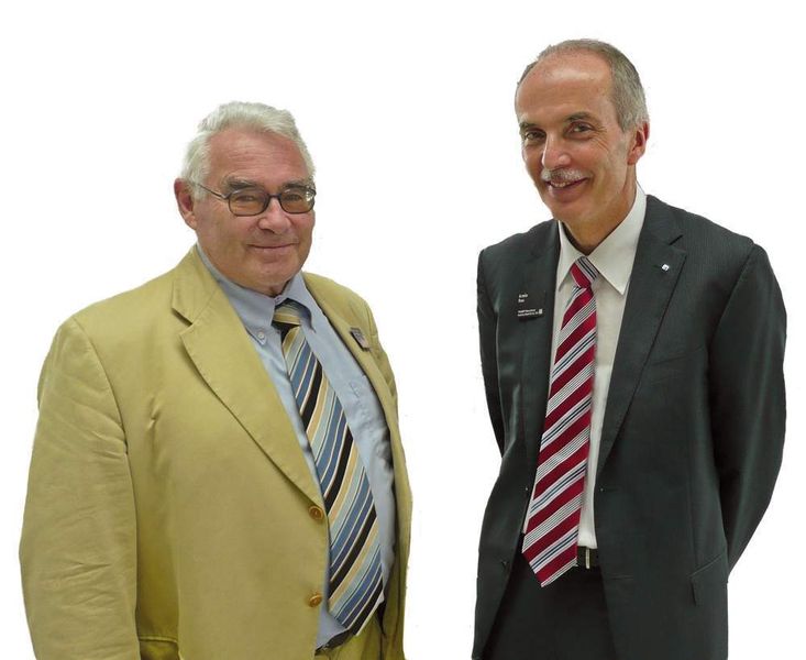Gemeinsam zum unterstützten Gesenkbiege-Verfahren: Prof. Dieter Schuöcker, Leiter des Instituts für Fertigungs- und Hochleistungslasertechnik an der TU Wien (li), und Armin Rau, Geschäftsführer Trumpf Maschinen Austria in Linz. Bild: Kuhn (Archiv: Vogel Business Media)