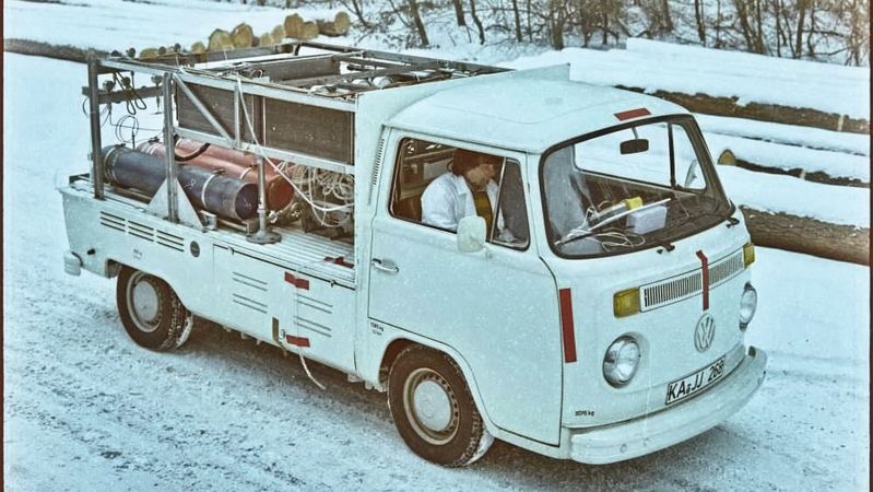 Der „Bulli mit Blubb“ aus dem Jahr 1986: Auf der Ladefläche sind die Treibstoffversorgung und ein Teil der Brennstoffzelle zu erkennen.(Bild:  Kernforschungszentrum Karlsruhe / KIT)
