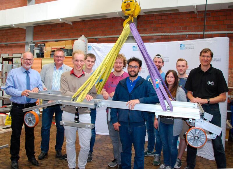 Ein Teil des HyperpodX-Teams mit seinen Professoren kurz vor der Fertigstellung des Pod in der Emder Werkhalle. (Hochschule Emden/Leer)