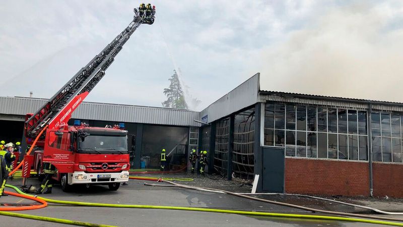 In der Werkstatt fielen mehrere hochwertige Fahrzeuge den Flammen zum Opfer. (Bild: Kreispolizeibehörde Gütersloh)