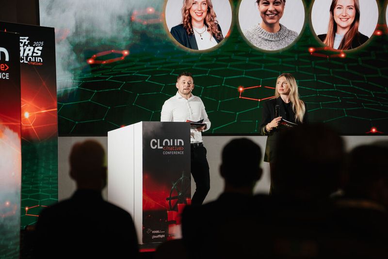 Mit einer charmanten Begrüßung eröffneten Lydia Hundsdörfer von der Vogel IT-Akademie und Maximilian Hille von Cloudflight die Cloud Native Conference 2025. (Bild: Manuel Emme Fotografie / Vogel IT-Akademie)
