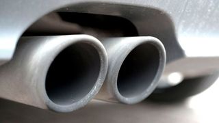 Die bestehenden Prüfbedingungen und Emissionsgrenzwerte von Euro 6 für Personenkraftwagen und Lieferwagen sollen beibehalten werden. Für Omnibusse und schwere Nutzfahrzeuge sollen niedrigere Emissionsgrenzwerte und leicht angepasste Prüfbedingungen im Vergleich zu Euro 6/VI vorgeschrieben werden, entschied das EU-Parlament. Verlängerte Übergangsfristen sollen die realistische Umsetzung der Normen erleichtern. (Bild: frei lizenziert)