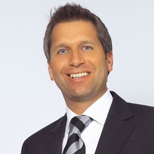 Jürgen Wisse, Geschäftsbereichsleiter Industriedruckluft, Atlas Copco Kompressoren und Drucklufttechnik: „Aus unserer Sicht ist der Einsatz drehzahlgeregelter Kompressoren ein ganz klares Muss, wenn man Druckluft so energieeffizient wie möglich erzeugen will. Unsere jüngst vorgestellte GA-Kompressorenserie ist daher nur noch mit Drehzahlregelung erhältlich. Allein durch die konstruktiven Änderungen, speziell die Integration des Permanentmagnetmotors in das Verdichtungselement, haben wir den Volumenstrom der Maschinen bei gleicher Leistungsaufnahme um bis zu zwölf Prozent gesteigert. Und im Vergleich zu den herkömmlichen Kompressoren mit fester Drehzahl sinkt der Energieverbrauch um gut die Hälfte.“ 