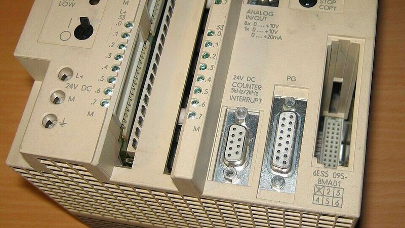 Die legendäre Simatic S5-95U von Siemens, eine kompaktes, speicherprogrammierbares Kleinsteuergerät (SPS), das in den 1990er Jahren für den unteren bis mittleren Leistungsbereich in der Industrieautomatisierung eingeführt wurde. Obwohl die gesamte S5-Reihe von Siemens seit langem abgekündigt ist, wird sie aufgrund ihrer extremen Robustheit vereinzelt noch immer in Altanlagen betrieben.(Bild:  Raizy (GNU-Lizenz für freie Dokumentation))