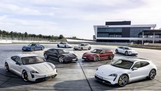 Eine vergrößerte Reichweite durch verbesserte Motorsteuerung ist nur einer der Vorteile des Software-Updates. (Bild: Porsche)