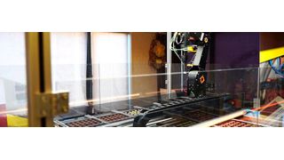 Der Chocomatic von Roose Automation ist ein echter Hingucker im Verkaufsbereich. Der Kunde steuert mit einem Tablet oder dem eigenen Smartphone einen Roboter, der aus einer Palette unterschiedlicher Pralinen individuell für den Kunden auswählt.  (Roose Automation)