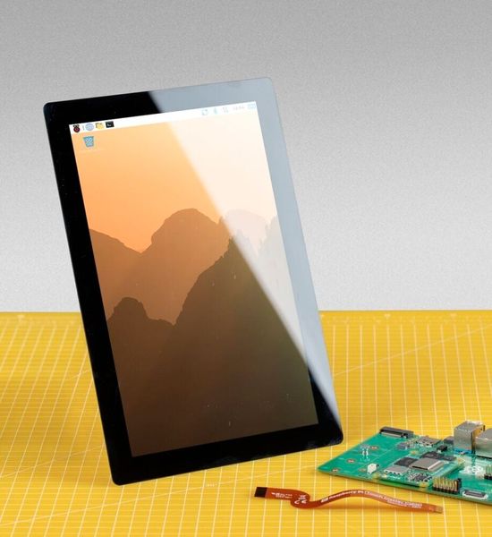 Das Touch Display 2 in 10 Zoll ist nicht kompatibel mit dem Raspberry Pi 4 oder früheren Modellen oder der Raspberry-Pi-Zero-Serie, denn die die höhere Auflösung der neuen Variante erfordert vier DSI-Kanäle. (Bild: Raspberry Pi Foundation)