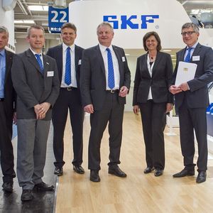 Kündigten auf der Hannover Messe den Bau des weltweit leistungsfähigsten Großlager-Prüfzentrums an (v.l.): SKF Betriebsratsvorsitzender Norbert Völkl, Dr. Martin Göbel, Leiter des Prüfzentrum-Projekts, Geschäftsführungsmitglied Niklas Beyes, Bernd Stephan, Senior Vice President Group Technology Development, Ilse Aigner, Bayerische Staatsministerin für Wirtschaft und Medien, Energie und Technologie und der Vorsitzende der Geschäftsführung der SKF GmbH, Manfred E. Neubert.