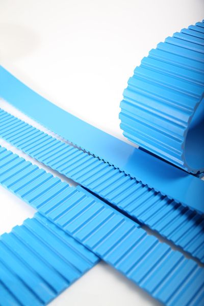 Blau: Die Zahnriemen der Linie Brecoprotect halten auch hohen Anforderungen an Reinheit und Sauberkeit stand, wie sie die Lebensmittel- oder die Medizintechnik fordern. (Bild: Breco)