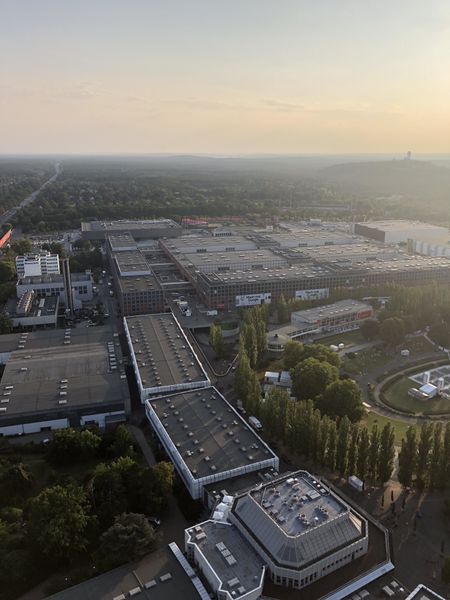 Vom Funkturm aus das Messegelände betrachten. (Bild: IT-BUSINESS)