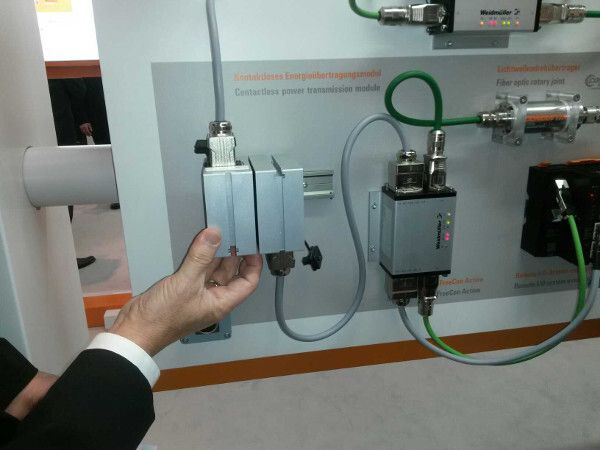 Induktive Energieübertragung mit Leistungen im 240-W-Bereich am Weidmüller-Stand. (Bild: Schäfer)