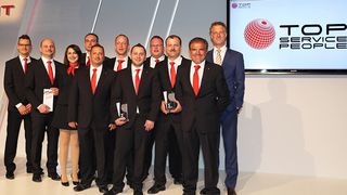Die deutschen Teilnehmer mit Vertretern des Importeurs (v.li.): Thomas Klandorf, Markus Poser, Elina Goldmann (alle Seat Deutschland), Steffen Schlager (AH Fehrmann), Ronny Stumpf (Schnurrer Autocenter), Chris Schneider (Ehrhardt AG), Tobias Zehe (Schuler + Eisner), Jan Klages (Lars Automobile), Reiner Baumgärtner (Schuler + Eisner), Giovanni Grungo, Kristian Kremer (beide Seat Deutschland). (Foto: Seat)