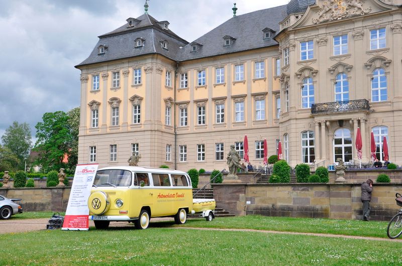 Immer wieder führte die Sachs Franken Classic an Sehenswürdigkeiten vorbei, etwa am Schloss Werneck. (Foto: Grimm/Dominsky)
