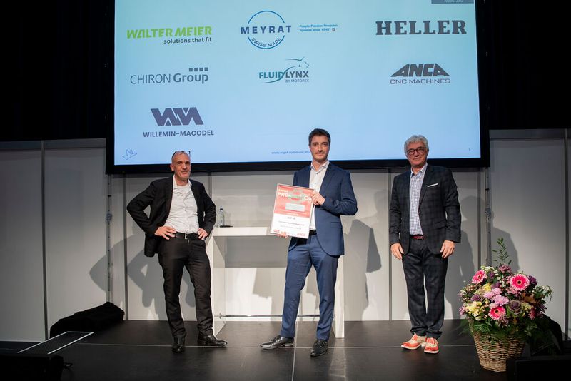 Steffen Heidemann, Senior Manager Machines and Automation bei der Gebr. Heller Maschinenfabrik GMBH mit der Nominations-Urkunde für den SMM Award. Nominiert wurde der Heller-Plandrehkopf PDK 80.  In den Plandrehkopf lassen sich verschiedene Aufsatzwerkzeuge automatisch ein- und auswechseln. Das spart Zeit, Investitionskosten und Platz im Werkzeugmagazin und die Bearbeitungsflexibilität nimmt zu.  (Bild: Thomas Entzeroth)