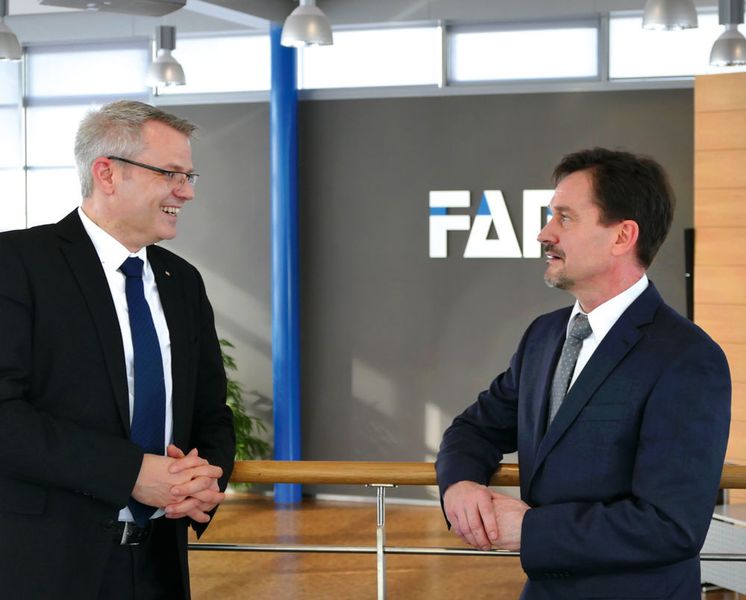 Arbeiten seit Jahren vertrauensvoll zusammen: Peter Kriependorf, Einkauf Antriebstechnik bei FAM (li.) im Gespräch mit Volker Schulz, Leiter des Technischen Büros Magdeburg von SEW-Eurodrive.  (?)