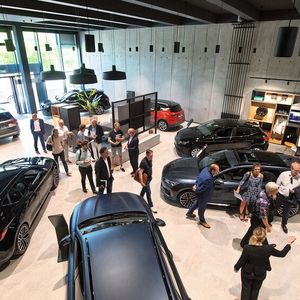 Die Cupra-und Seat-Ausstellung ist, wie derzeit üblich, in Beton-, Schwarz-, Grau- und Bronzetönen gehalten.(Bild:  PIA/VGRD)