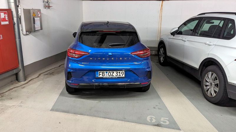 Mit 4,05 Metern Länge und 1,80 Metern Breite (knapp zwei Meter mit Außenspiegeln) macht das Parken mit dem Colt richtig Spaß. (Bild: Mauritz – VCG)