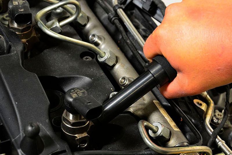 Mit etwas Glück genügt schon kräftiges „Hin -und Hernoddeln“, um den Injektor zu lösen. (Busching)