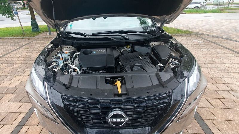 4. Das Antriebskonzept: Nissan stellt mit seinem 157 kW/213 PS starken E-Power-System ein E-Auto-Fahrgefühl ohne Reichweitenangst in Aussicht. Unter der Motorhaube verbirgt sich ein 116 kW/158 PS starker Benziner, der von zwei Elektromotoren an der Vorder- und Hinterachse flankiert wird. Die beiden Elektromotoren treiben die Räder an, der Benziner erzeugt den dafür nötigen Strom, indem er den Generator antreibt. Bei einer Beschleunigung vom Stand aus hat man im X-Trail tatsächlich den Eindruck, am Steuer eines E-Autos zu sitzen: Das sofortige Ansprechen sorgt für ein hohes Drehmoment und eine agile Beschleunigung – an Ampeln genauso wie bei Überholmanövern auf der Autobahn. Der Start erfolgt stets im EV-Modus, der Benziner schaltet sich relativ dezent dazu. Für den Sprint von 0 auf 100 km/h benötigt das SUV gerade einmal sieben Sekunden. Schluss ist bei 180 km/h.  (Bild: Mauritz – VCG)
