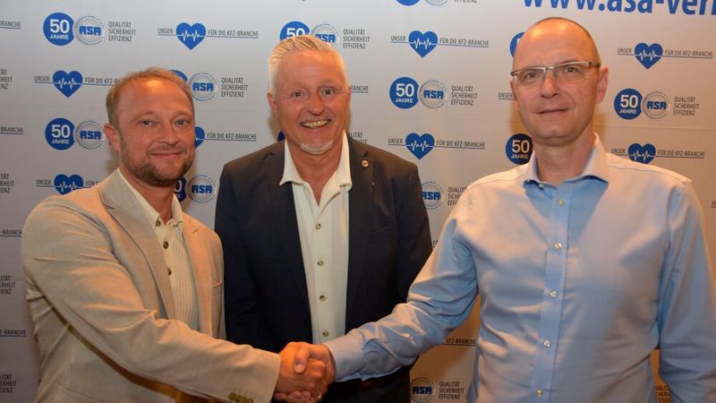 Für weitere zwei Jahre bestätigt: ASA-Vorstandsbeirat Andreas Weber (l.) mit Frank Beaujean und Marco Kempin. (Bild: ASA-Bundesverband)