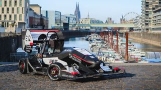 Der „emC23“ mit einer Spitzengeschwindigkeit von 123 km/h, 128 kW Leistung und 966 Nm Drehmoment wiegt nur 175 kg, davon kommen 19 kg auf den selbstgebauten Karbon Monocoque.  (Bild: Schukat)