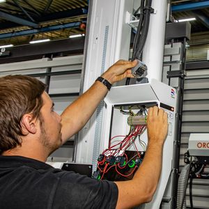 Leichterer Installationsprozess: Das Servicepersonal muss bei der Montage nur noch ein Kabelbündel einklicken und fertig ist die Verkabelung.(Bild:  Lapp)