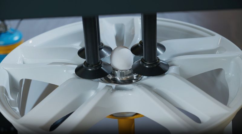 Hochsensible Roboteranlage: Sie kann sogar ein rohes Ei so aufnehmen, dass es nicht beschädigt wird. (Bild: Stöber Antriebstechnik GmbH + Co. KG )