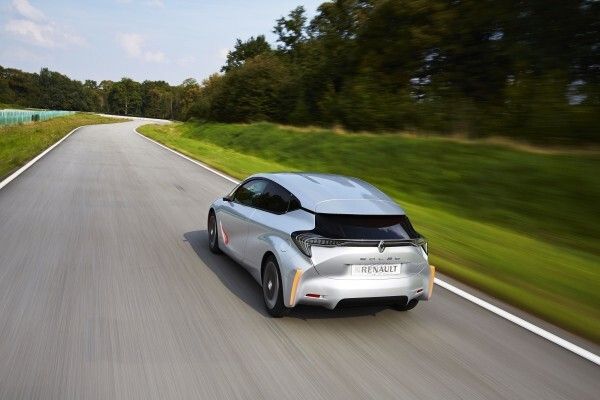 Renault präsentiert in Paris die Studie EOLAB. Das Konzeptfahrzeug kommt dank neuer „Z.E. Hybrid“-Antriebstechnik, intelligentem Leichtbau und ausgefeilter Aerodynamik mit 1,0 l Superbenzin pro 100 km aus. (Bild: Renault)