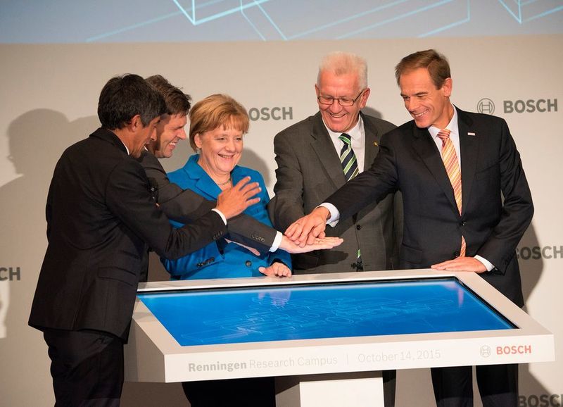 Auf dem Bild von links nach rechts: Dr. Michael Bolle, Bundeskanzlerin Dr. Angela Merkel, Ministerpräsident Winfried Kretschmann, Dr. Volkmar Denner. (Bild: Robert Bosch)