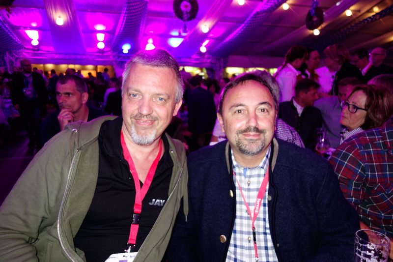 (l.) Oliver Basarke und Sven Thimm, Microsoft, sind gespannt, wer der VIP-Gast heute Abend sein wird. (Bild: IT-BUSINESS)