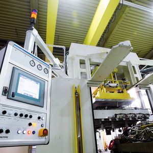 Bild 1: Der Tragarm zum Bedienpanel muss nicht nur die Zuleitungen unterbringen, sondern auch das komplette Bedienpanel halten.