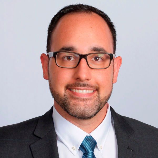 Im Mittelpunkt der Hannover-Messe-Präsentation von Parker Hannifin stand die IoT-Plattform „Voice of the Machine“, die IoT-fähige Hardware, Software und Services umfasst und Echtzeitüberwachung und voraussagende Zustandsinformationen zu den einzelnen Produkten bereitstellt. Der Ansatz von „Voice of the Machine“ soll zudem vereinfachte Entwicklungsprozesse bieten sowie Risiken und Investitionen minimieren. Parker demonstrierte auf der Hannover Messe 2018, wie Engineering-Maßnahmen beispielsweise mit dem virtuellen Zwilling einer Werkzeugmaschine durchgeführt werden können. Miguel Morales, Vice President bei Parker Hannifin, erklärt: „Effektive Designs können Durchsatz, Effizienz und Sicherheit verbessern und ungeplante Ausfallzeiten sowie hohe Wartungskosten in einem breiten Spektrum industrieller Anwendungen verhindern.“  (Bild: Parker)