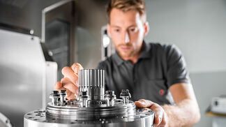 Die Maschinenfabrik Berthold Hermle AG entwickelte sich im dritten Quartal 2023 erfreulich stabil. Die Maschinenfabrik Berthold Hermle AG entwickelte sich im dritten Quartal 2023 erfreulich stabil.