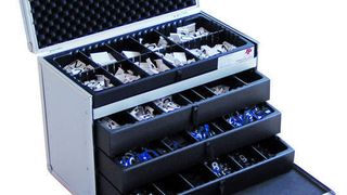 Der Sortierkoffer kann mit Leer-, Buchstaben- und Zahlenfeldern für insgesamt 100 Schilder bestückt werden. Bild: Franken Plastik (Archiv: Vogel Business Media)