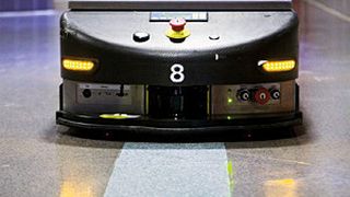 Das Fahrerlose Transportsystem feiert durch die Industrie 4.0 ein Revival. Die neuen Generationen agieren autonom und ohne Leitsystem. (Bild: Swisslog)