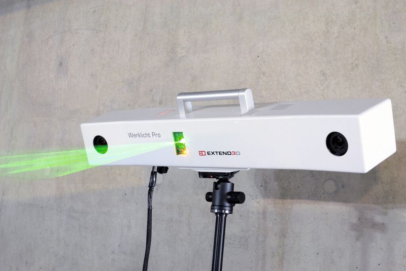 Der intelligente Laserprojektor «Werklicht Pro» zeigt CAD-Informationen direkt auf Bauteilen an und macht somit Schablonen und Koordinatenmessmaschinen überflüssig. (Bild: Extend3D)