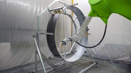Automatisierte Applikation der Barriereschicht mittels Lackierroboter und konventioneller Automatikpistole.(Bild:  Fraunhofer IFAM)