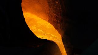 Beim Schleuderguss wird flüssiges, rund 1.000 Grad heißes Metall in einen Zylinder gegossen, der sich um die eigene Achse dreht. Durch die Fliehkräfte entsteht ein rotationssymmetrisches Werkstück.  (Bild: Martin Luck Metallgießerei)