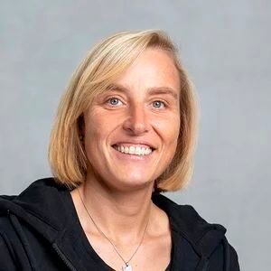 Siegerin des „AMbassador Award 2025“ ist Irena Heuzeroth. Die Ingenieurin und Senior Trainerin Bildung Spritzgießen | Additive Fertigung hat sich stark für den Praxisstudiengang zum „Geprüften Industrietechniker Fachrichtung Additive Fertigung“ engagiert. Den Studiengang bieten die IHK Würzburg-Schweinfurt und das Kunststoff-Zentrum gemeinsam an. Das  Weiterbildungsprogramm betrachtet die gesamte Prozesskette des 3D-Drucks – von den  eingesetzten Materialien und deren Verarbeitung über Konstruktion und Verfahren bis hin  zu Energie, Hydraulik und Arbeitssicherheit.(Bild:  SKZ)