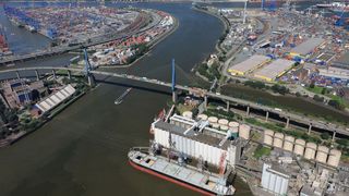 Seit 1974 gibt es die Köhlbrandbrücke. Jetzt wird ihre Erneuerung verhandelt. (Hafen Hamburg)