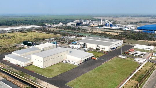 Wacker hat die zweite Ausbaustufe seines Produktionsstandorts im indischen Panagarh erfolgreich abgeschlossen. In dem neuen Produktionskomplex (links) werden Siliconemulsionen für die Region produziert.(Bild:  Wacker)