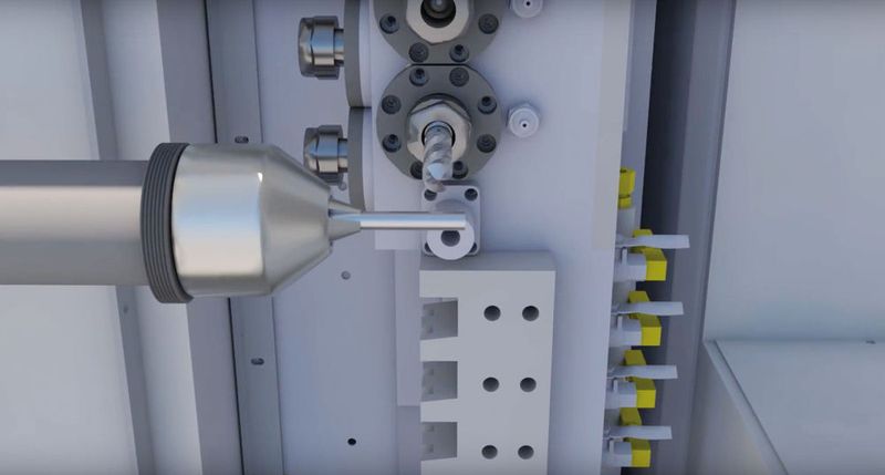 Das Werkstück wird im Bearbeitungszentrum durch Drehen, Fräsen und Gravieren mehrseitig bearbeitet. (Bild: Feintechnikschule Schwenningen)